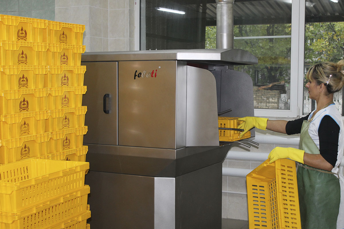 Кухня ресторана. Мойщик столовой посуды. Работа от прямого работодателя мойщица посуды. Кухонный рабочий. Мойщик кухонной посуды.